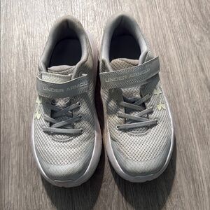 Under Armour Gray Sneakers Versatile Athletic Design